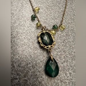 Green pendnant necklace